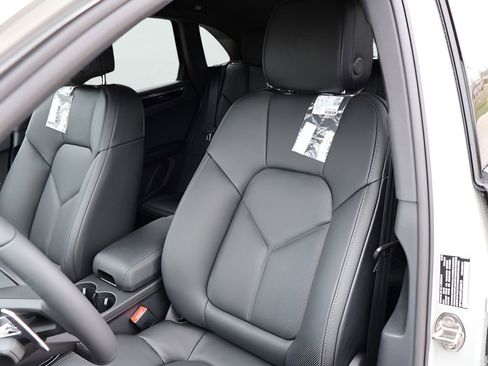 New 2026 Porsche Macan image 5