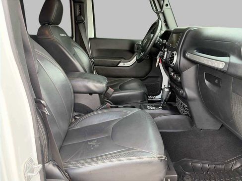 Used 2016 Jeep Wrangler Unlimited Rubicon AWD/4WD image 8