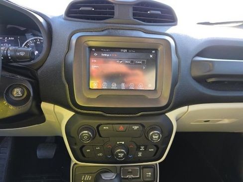 Used 2019 Jeep Renegade Latitude w/ Popular Equipment Group image 10