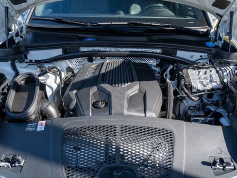 Certified 2025 Porsche Macan image 17