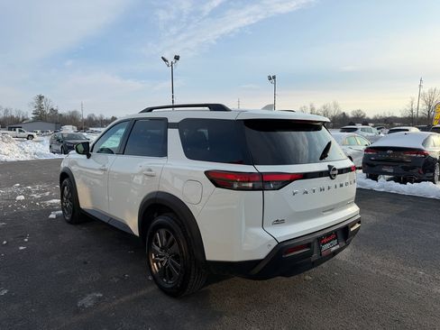 Used 2024 Nissan Pathfinder SV image 7
