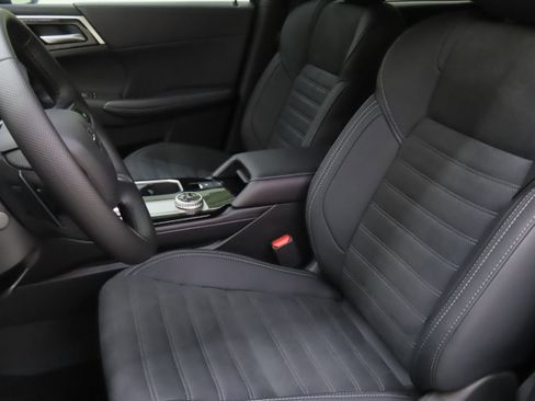 New 2025 Mitsubishi Outlander SE image 10