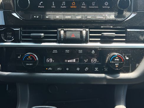 Used 2025 Nissan Pathfinder SL FWD image 23