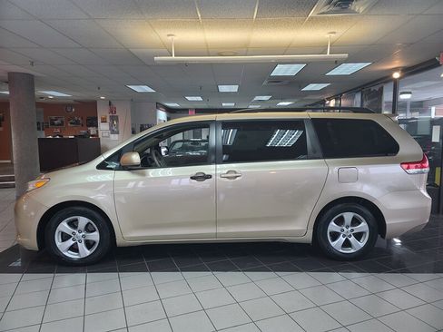 Used 2014 Toyota Sienna LE image 2
