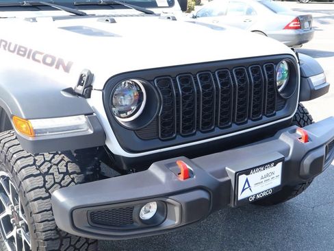 Used 2025 Jeep Gladiator Rubicon w/ Convenience Group AWD/4WD image 9