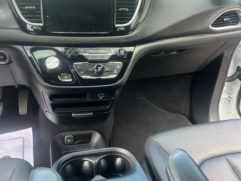 Used 2026 Chrysler Pacifica Select FWD image 14