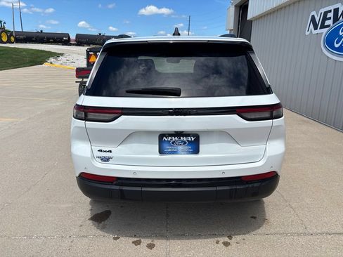 Used 2022 Jeep Grand Cherokee Altitude AWD/4WD image 5