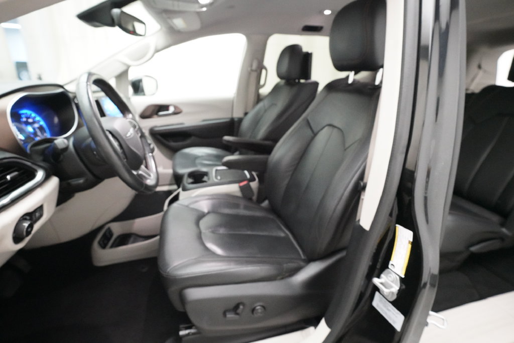 Used 2017 Chrysler Pacifica Touring-L Plus FWD image 7