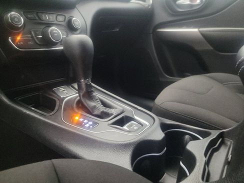 Used 2019 Jeep Cherokee Latitude w/ Popular Appearance Group image 26