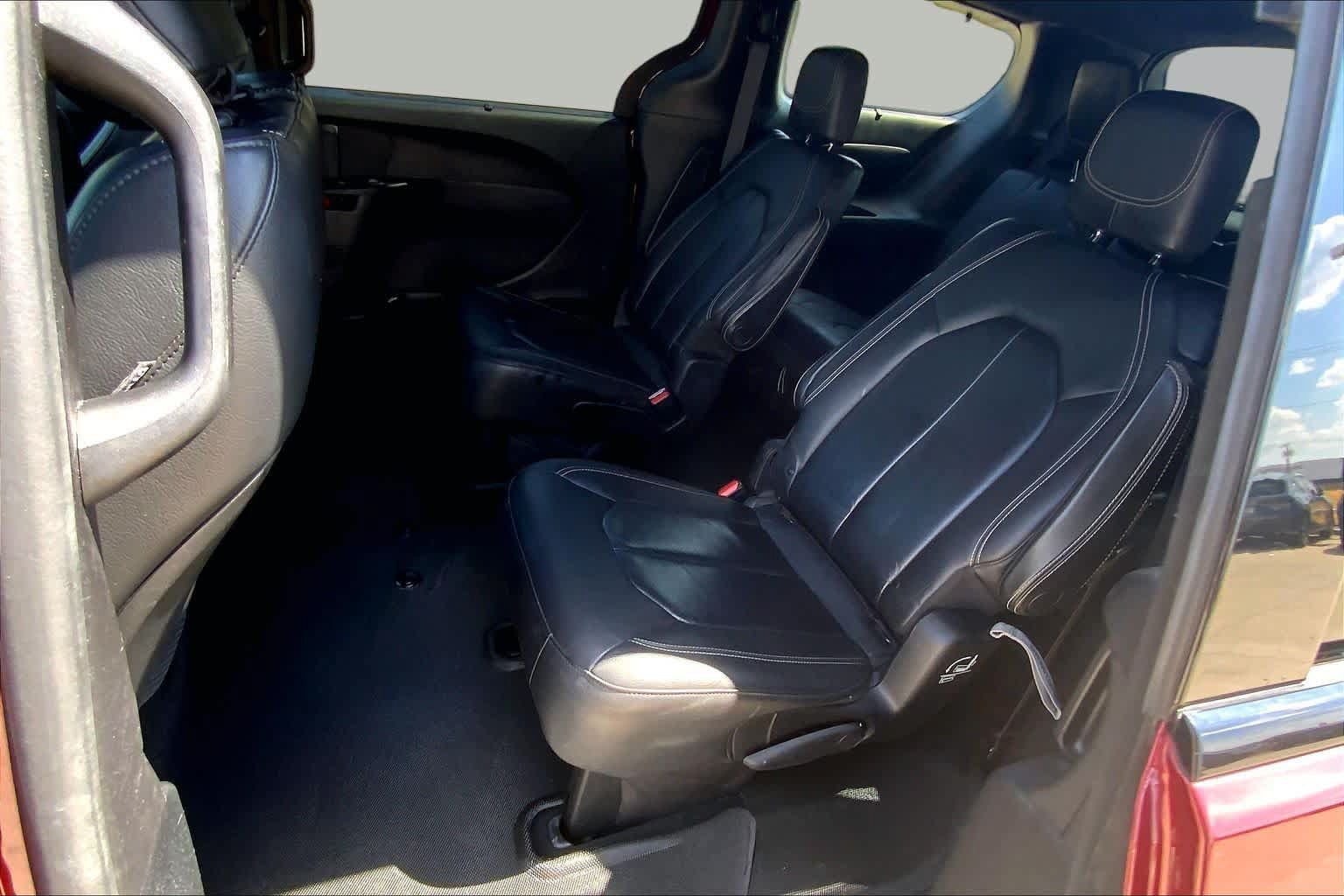 Used 2020 Chrysler Pacifica Touring-L w/ S Appearance Package FWD image 21