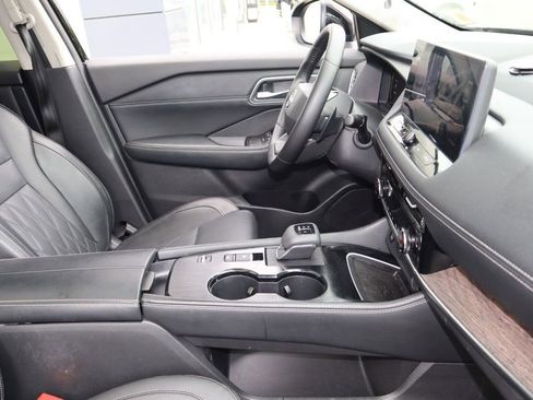 Certified 2025 Nissan Rogue Platinum FWD image 28