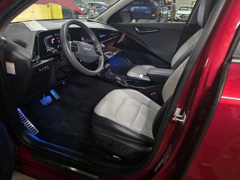 Used 2023 Kia Niro SX Touring FWD image 4