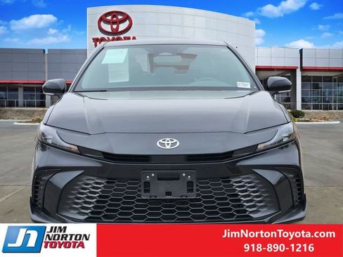 Used 2025 Toyota Camry SE image 2