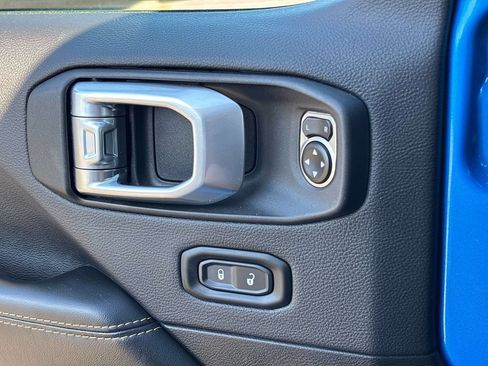 Used 2024 Jeep Wrangler Unlimited Sahara w/ Technology Group AWD/4WD image 18
