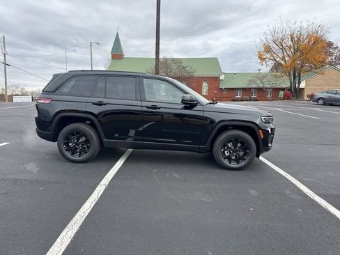 New 2025 Jeep Grand Cherokee Altitude image 8