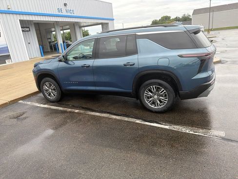 Used 2025 Chevrolet Traverse LT FWD image 4