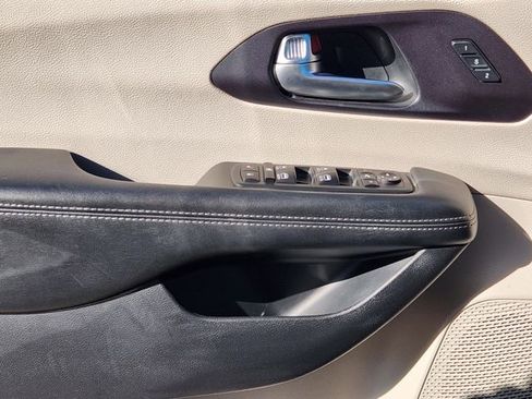 Used 2020 Chrysler Pacifica Limited image 24