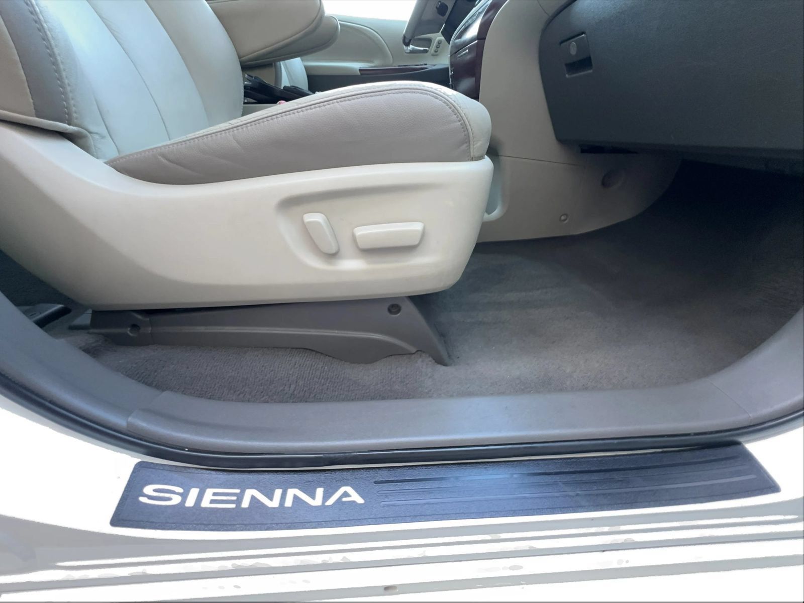 Used 2011 Toyota Sienna Limited w/ Premium Pkg AWD/4WD image 43