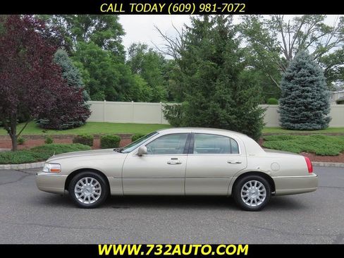 Used 2007 Lincoln Town Car Signature RWD image 2