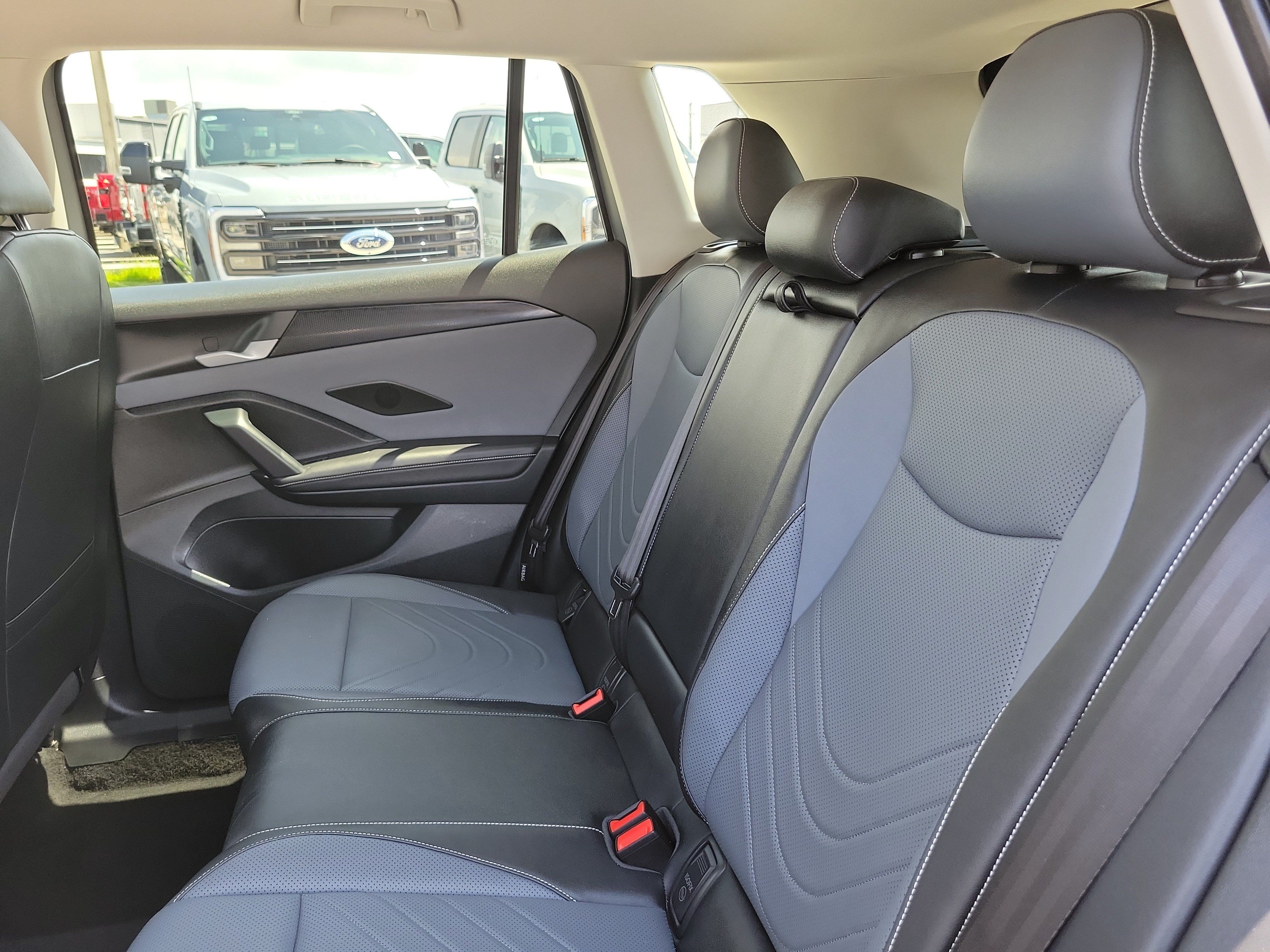 Used 2025 Volkswagen Tiguan SE FWD image 13
