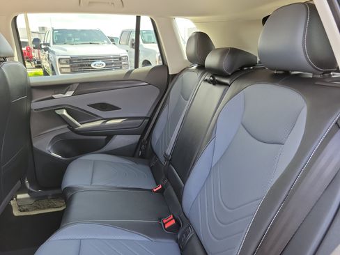 Used 2025 Volkswagen Tiguan SE FWD image 13