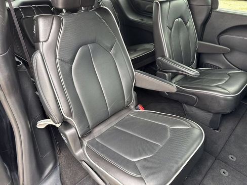Used 2025 Chrysler Pacifica Limited FWD image 31