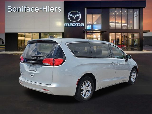Used 2023 Chrysler Voyager LX FWD image 4