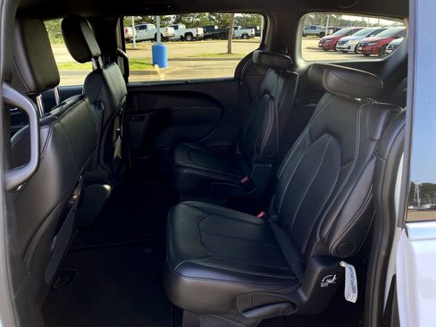 Used 2025 Chrysler Pacifica Select image 23