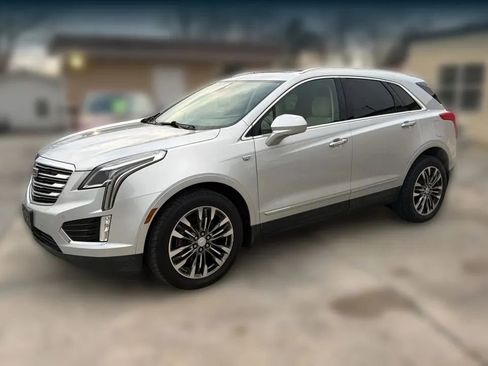 Used 2017 Cadillac XT5 Premium Luxury FWD image 2