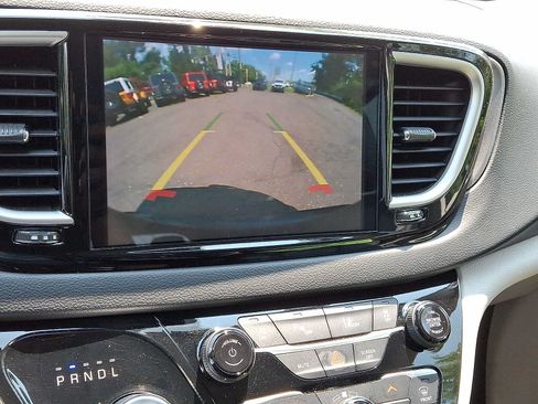 Used 2023 Chrysler Pacifica Touring-L FWD image 20