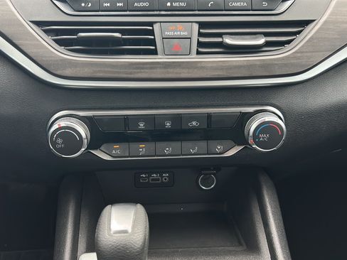 Used 2025 Nissan Altima 2.5 SV FWD image 21