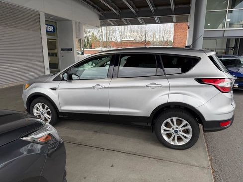 Used 2017 Ford Escape SE image 4