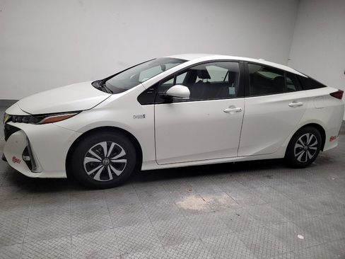 Used 2017 Toyota Prius Prime Advanced image 2