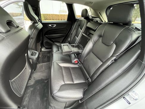 Used 2020 Volvo XC60 T6 Momentum image 31