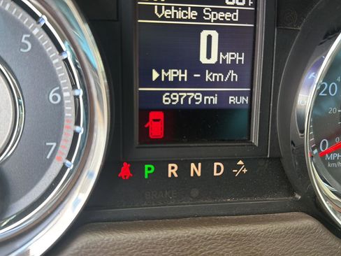 Used 2016 Chrysler Town & Country Touring FWD image 23