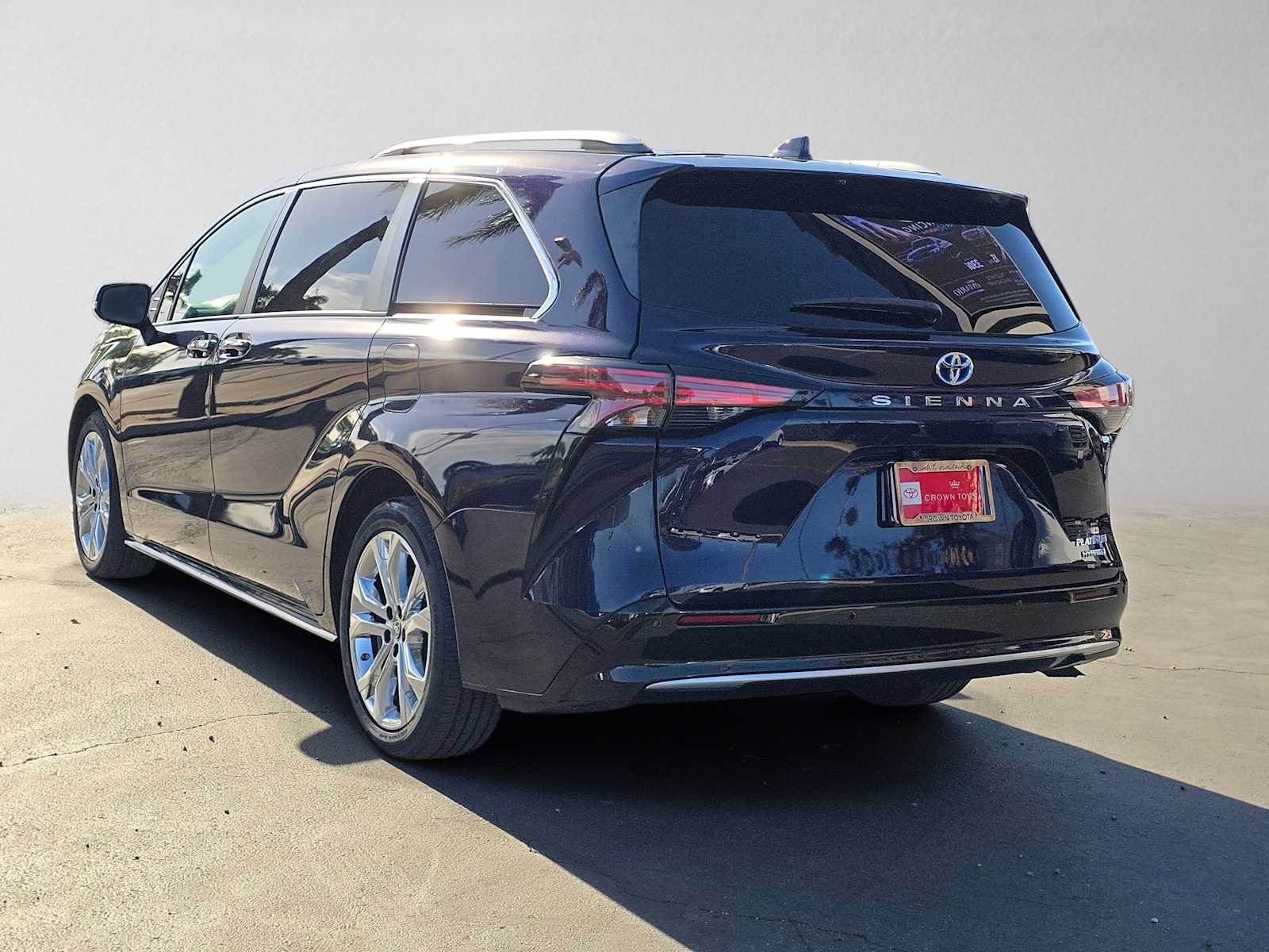 Used 2023 Toyota Sienna Platinum FWD image 5