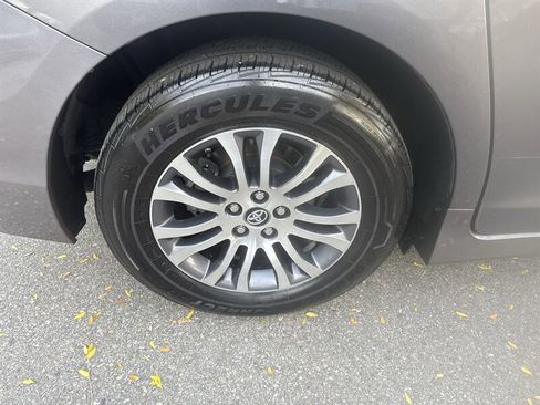 Used 2018 Toyota Sienna XLE Premium image 24