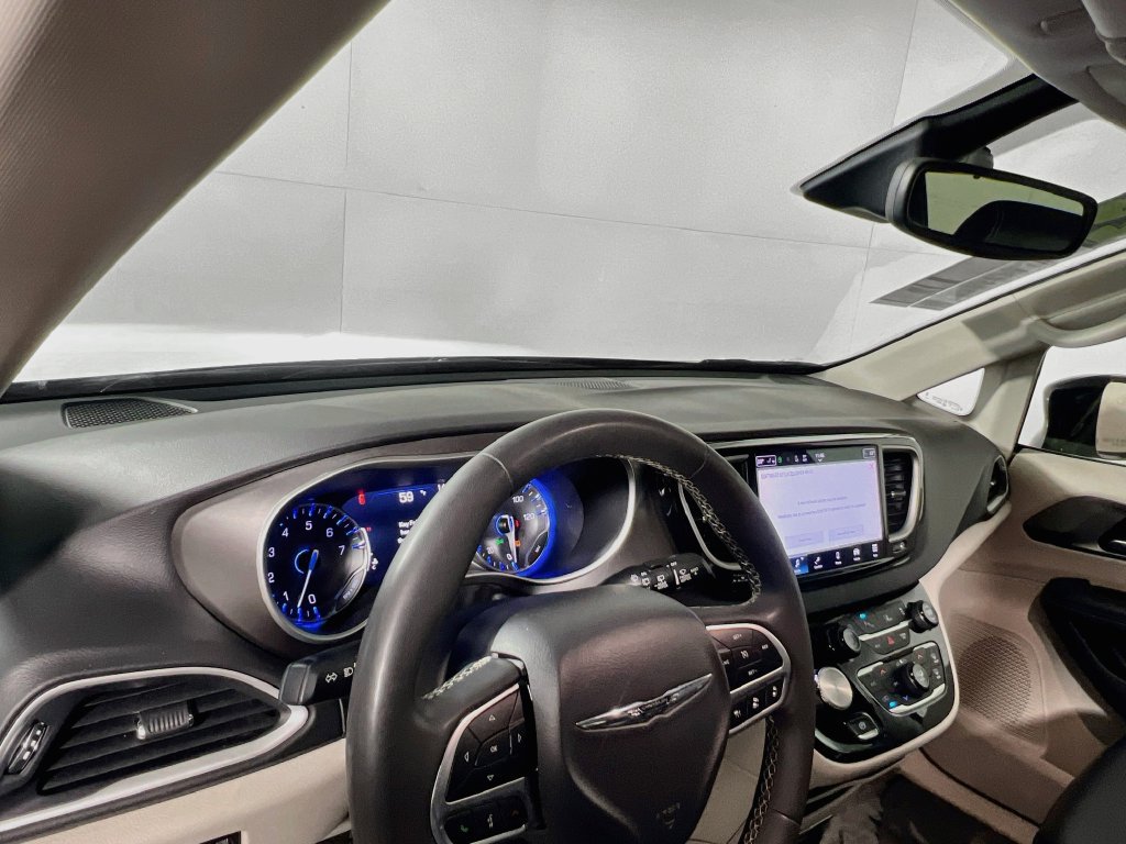 Used 2024 Chrysler Pacifica Touring-L FWD image 27