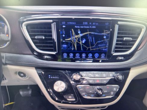 Used 2017 Chrysler Pacifica Limited FWD image 4
