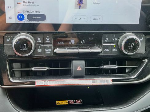 Used 2025 Toyota Highlander XLE AWD/4WD image 16