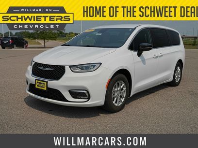 Used 2026 Chrysler Pacifica Select