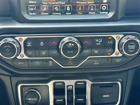 Used 2022 Jeep Wrangler Unlimited Sahara w/ Cold Weather Group AWD/4WD image 17