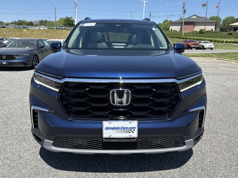 Used 2025 Honda Pilot Touring image 3