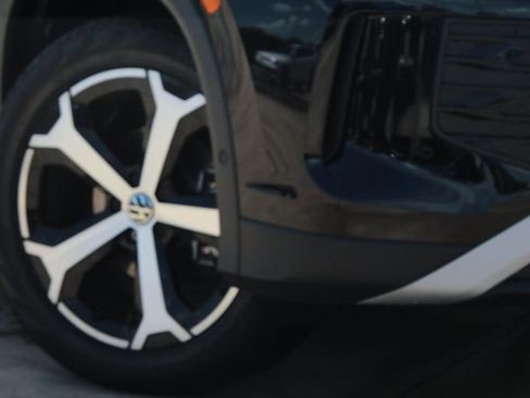 Used 2025 Volkswagen Tiguan SE image 2