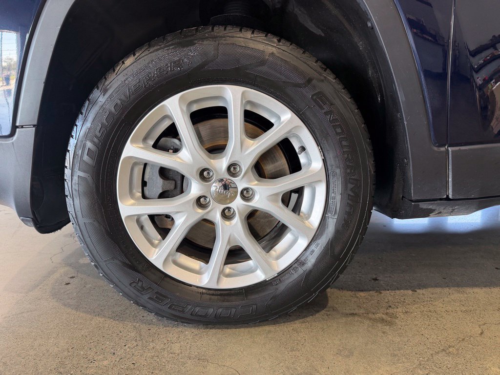 Used 2014 Jeep Cherokee Latitude w/ Cold Weather Group AWD/4WD image 27