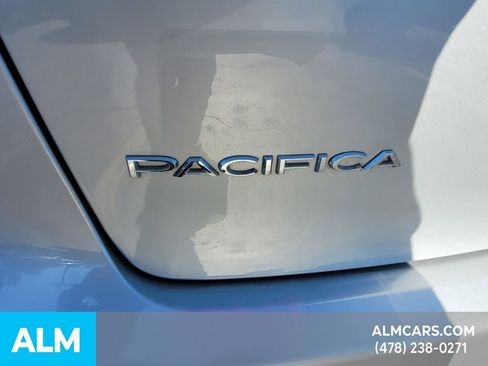 Used 2023 Chrysler Pacifica Touring-L image 12