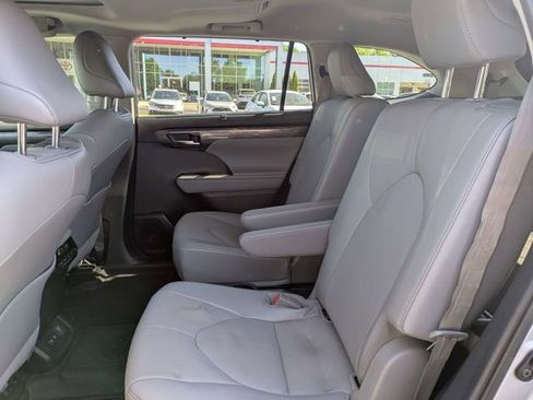 Used 2021 Toyota Highlander Limited FWD image 13