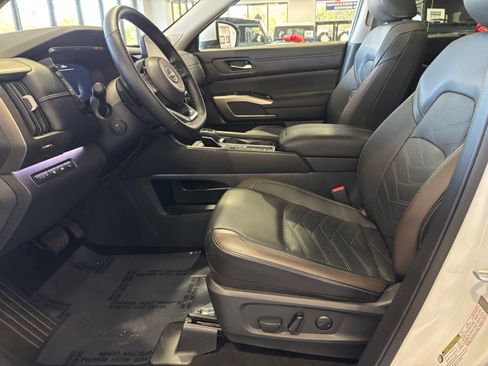 Used 2024 Nissan Pathfinder Platinum w/ Cargo Package image 4