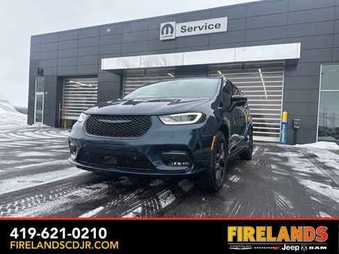 Used 2025 Chrysler Pacifica Limited w/ Trailer Tow Group image 4