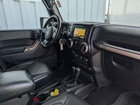 Used 2016 Jeep Wrangler Unlimited Sahara image 27